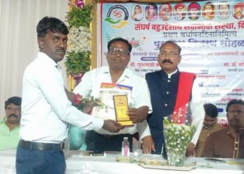 धोंडिबा हातागळे कर्मवीर एकनाथ आवाड समाज भूषण पुरस्काराने सन्मानित