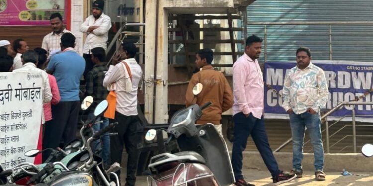 कामगारांची लूट कोण करतय  ?