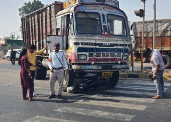 गेवराई शहरात अपघात, ट्रकने दुचाकीला उडविले