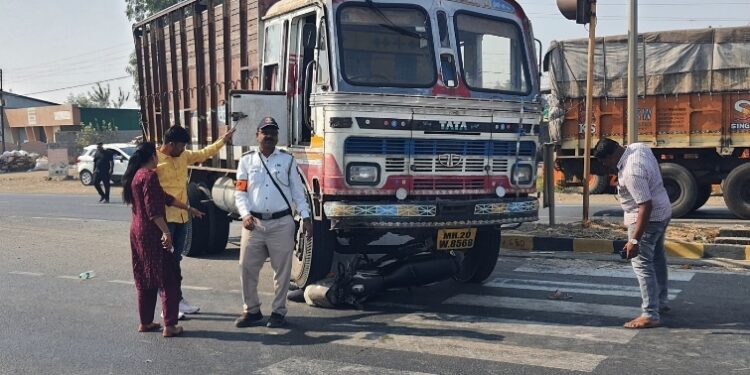 गेवराई शहरात अपघात, ट्रकने दुचाकीला उडविले