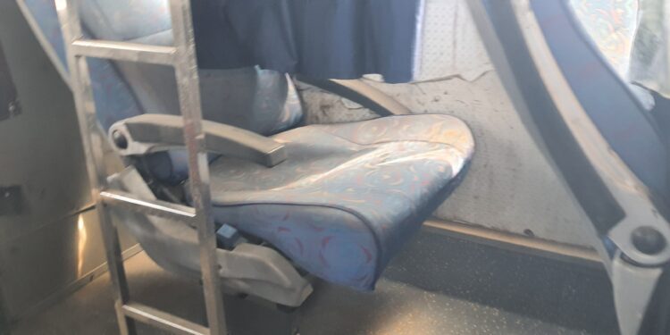 प्रवाशांना त्रास -धुळीने भरलेली जालना आगाराची बस