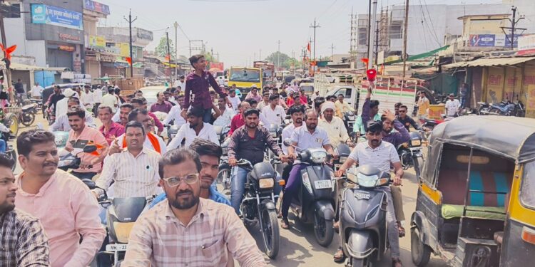 देशमुख हत्या प्रकरणात आरोपींना फाशी द्या – गेवराई शहरात कडकडीत बंद , बाजारपेठेत शुकशुकाट