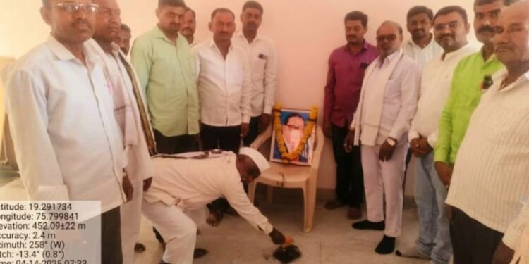 महामानवास अभिवादन