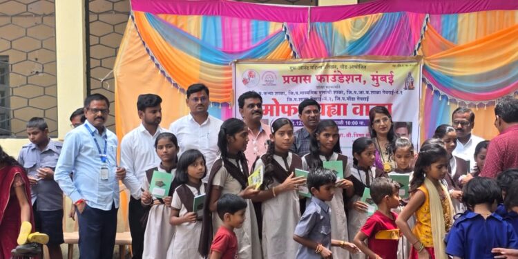 शैक्षणिक साहित्य वाटपाचा उपक्रम गोरगरीब समाजातील घटकांना उर्जा देणारा – शिक्षण विस्तार अधिकारी संजय मोरे यांनी गुरू प्रतिष्ठानच्या उपक्रम केले कौतुक