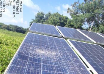 वादळी वाऱ्यासह पाऊस – शेतकर्‍याच्या सोलार प्लेटला तडा