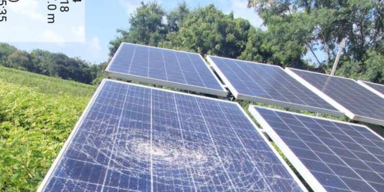 वादळी वाऱ्यासह पाऊस – शेतकर्‍याच्या सोलार प्लेटला तडा