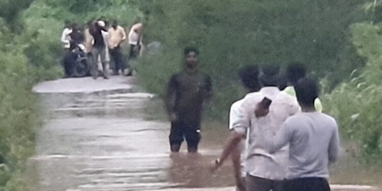 नांदूर हवेली गावाला पाण्याचा वेढा, दिंडे वस्तीवर वीस लोक अडकले, चिंतेचे वातावरण