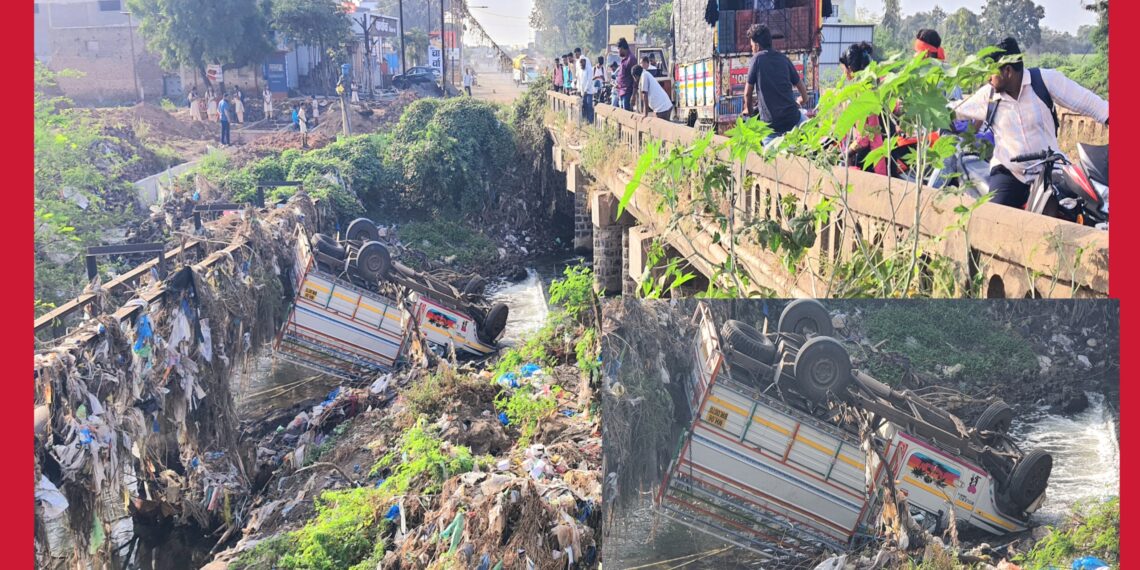 कठडा तोडून गाडी गेली नदीत, एकजण जखमी